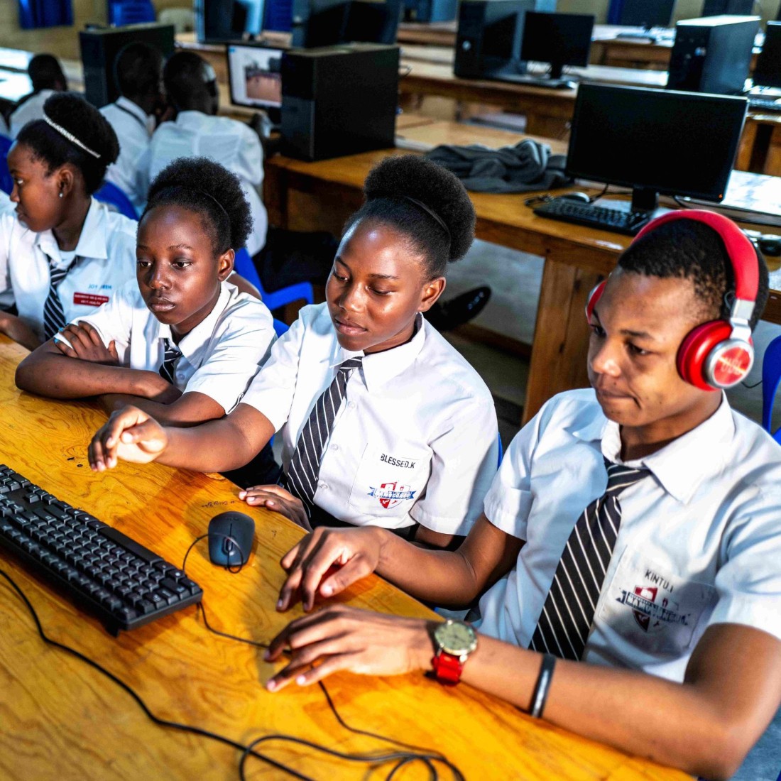 Computers Secondary School - Kinderhulp Afrika